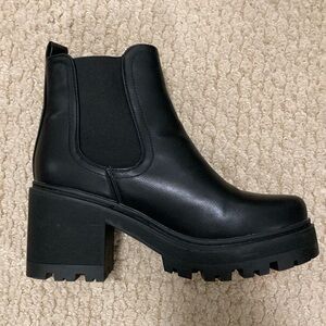 Chelsea Black Chunky Heel Timeless Y2K 90's Military Ankle Boots Slip on Size 8